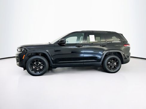 Used 2025 Jeep Grand Cherokee Altitude image 4