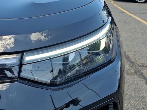Certified 2025 Volkswagen Tiguan SEL R-Line AWD/4WD image 9