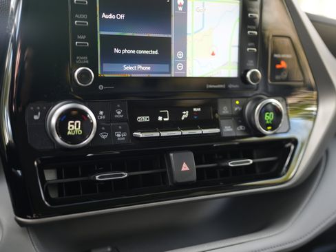 Used 2022 Toyota Highlander XLE image 14