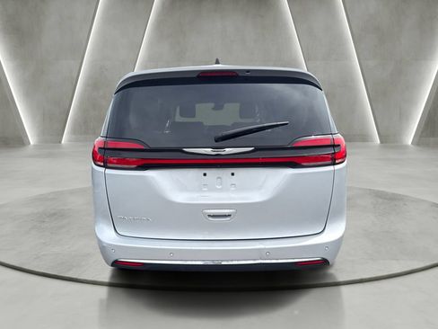 Used 2024 Chrysler Pacifica Touring-L FWD image 4