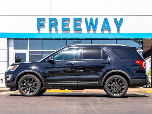 Used 2017 Ford Explorer XLT w/ Equipment Group 202A AWD/4WD image 2
