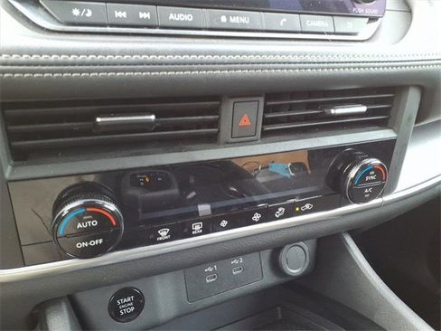 Used 2024 Nissan Rogue SV image 20