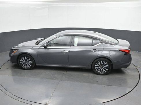 Used 2025 Nissan Altima 2.5 SV FWD image 35