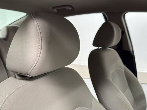 Used 2017 Hyundai Elantra SE w/ Cargo Package image 19