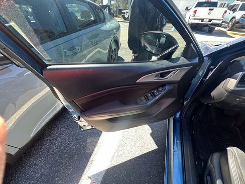 Used 2018 MAZDA MAZDA3 Touring image 16