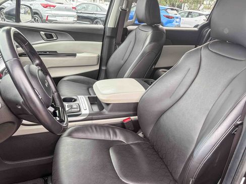 Used 2024 Kia Carnival LX image 42