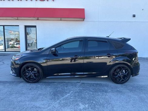 Used 2018 Ford Focus ST w/ Equipment Group 401A FWD image 3