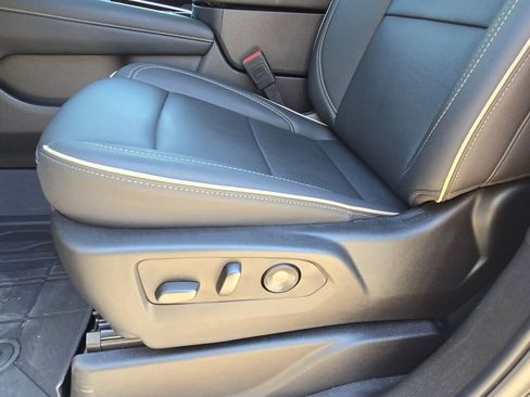 Used 2025 Chevrolet Suburban Premier image 25