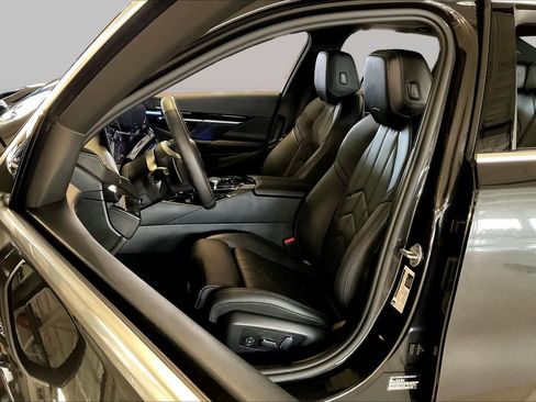 Certified 2025 BMW 530i RWD image 7