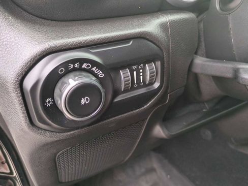 Used 2018 Jeep Wrangler Unlimited Sahara image 34