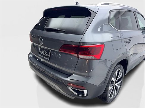 Used 2024 Volkswagen Taos SE image 18