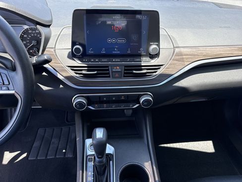 Used 2025 Nissan Altima 2.5 SV FWD image 27