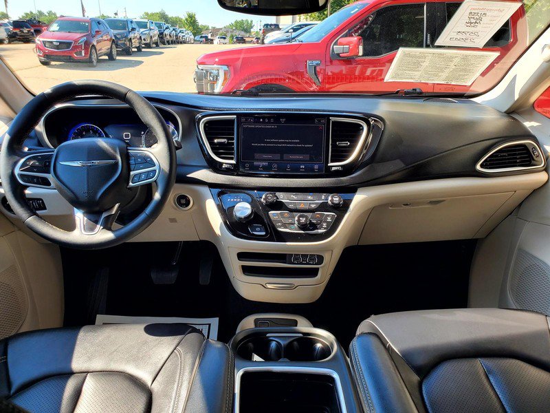 Used 2024 Chrysler Pacifica Touring-L FWD image 8