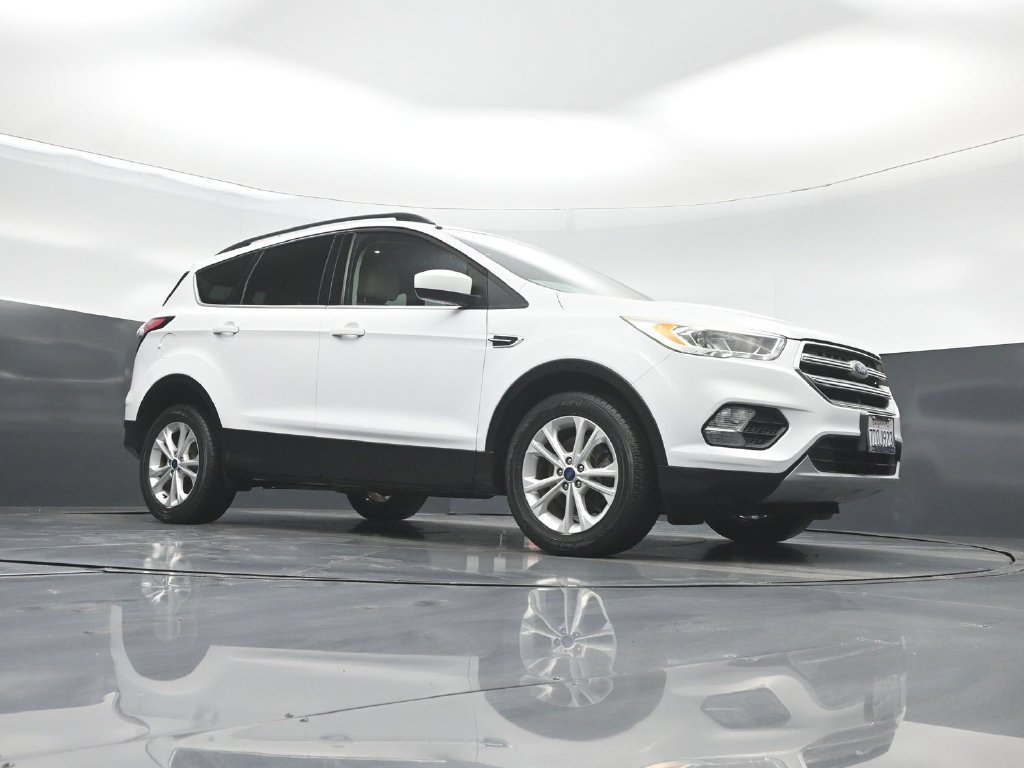 Used 2017 Ford Escape SE w/ SE Leather Comfort Package FWD image 3
