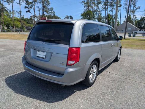 Used 2019 Dodge Grand Caravan SXT FWD image 4