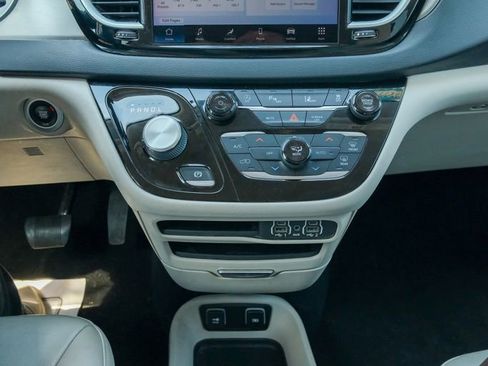 Used 2021 Chrysler Pacifica Touring-L FWD image 23