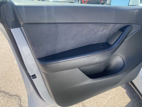 Used 2021 Tesla Model Y Long Range AWD/4WD image 16