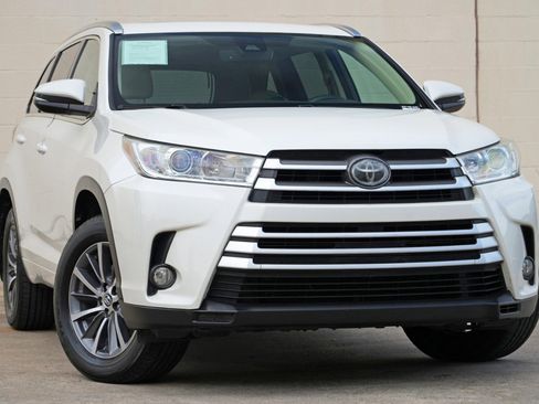 Used 2018 Toyota Highlander XLE FWD image 2