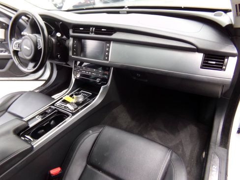 Used 2016 Jaguar XF Premium RWD image 35