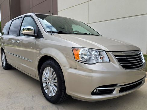 Used 2016 Chrysler Town & Country Limited FWD image 4