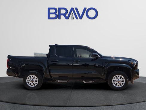 Used 2025 Toyota Tacoma SR5 AWD/4WD image 5