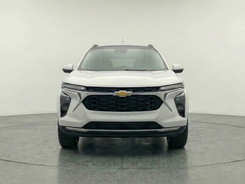 Used 2025 Chevrolet Trax LT w/ LT Convenience Package image 2