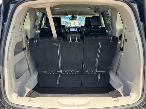 Used 2024 Chrysler Pacifica Touring-L FWD image 5