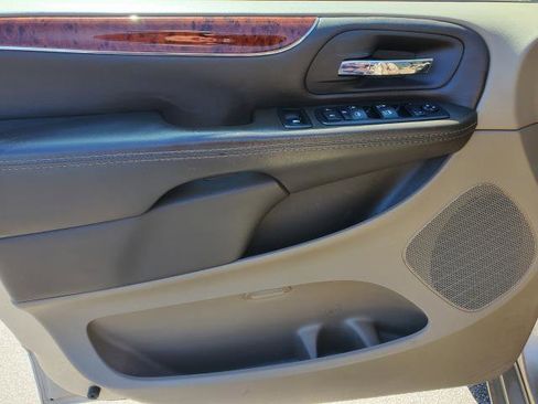Used 2015 Chrysler Town & Country Touring FWD image 18