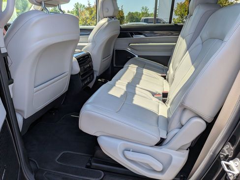 Used 2022 Jeep Wagoneer Series I w/ Premium Group I AWD/4WD image 17
