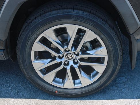 Used 2021 Toyota RAV4 XLE Premium FWD image 10