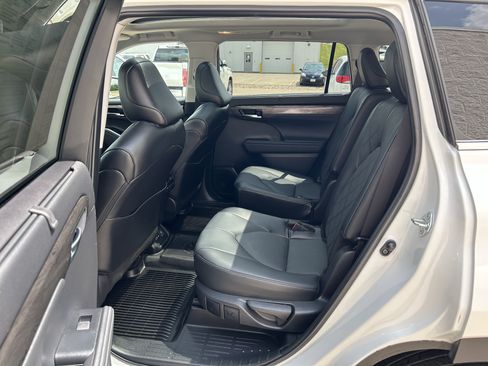 Certified 2024 Toyota Highlander Platinum AWD/4WD image 17