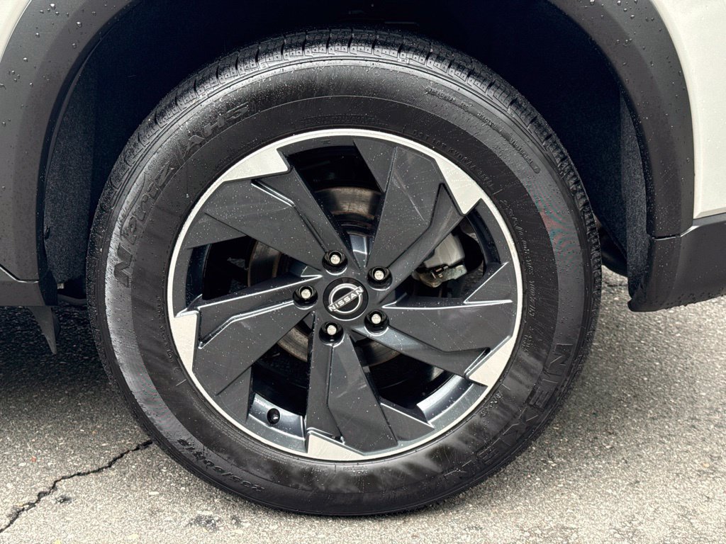 Used 2025 Nissan Rogue SV FWD image 13