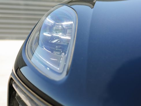 Certified 2025 Porsche Macan image 13