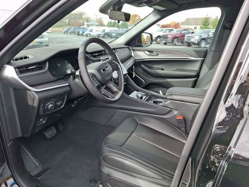 New 2025 Jeep Grand Cherokee Limited w/ Black Appearance Package image 9