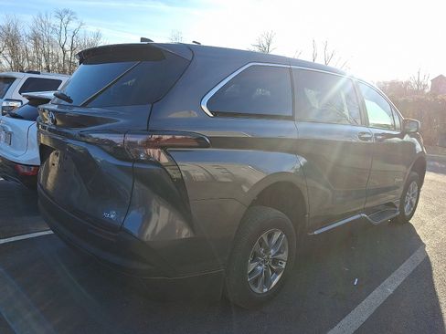 Used 2025 Toyota Sienna XLE image 4