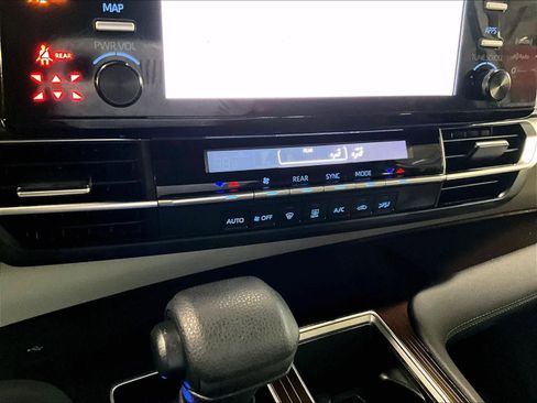 Used 2024 Toyota Sienna LE image 27