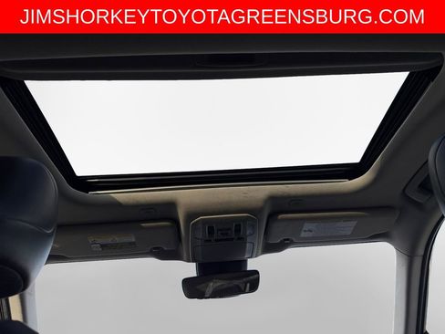 Used 2023 Toyota Highlander XLE AWD/4WD image 22