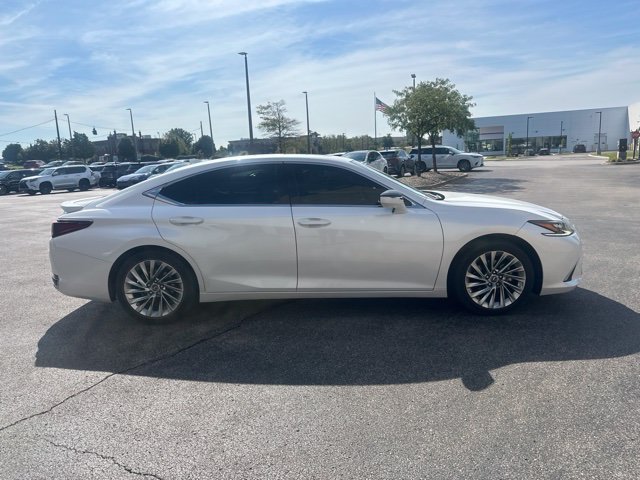 Used 2023 Lexus ES 300h Ultra Luxury w/ Accessory Package (Z1) FWD image 2