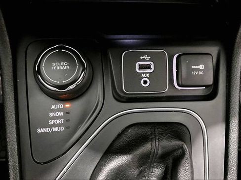 Used 2019 Jeep Cherokee Latitude Plus w/ Cold Weather Group AWD/4WD image 21