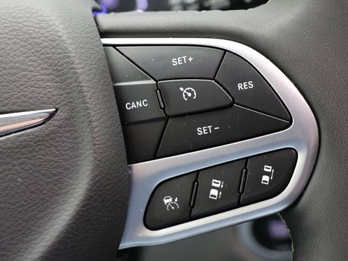 Used 2024 Chrysler Pacifica Touring-L image 18