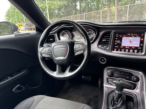 Used 2015 Dodge Challenger SXT w/ Driver Convenience Group RWD image 9