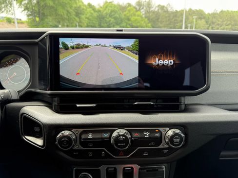 Used 2025 Jeep Wrangler Sport AWD/4WD image 16