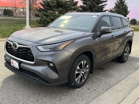 Certified 2022 Toyota Highlander XLE image 38