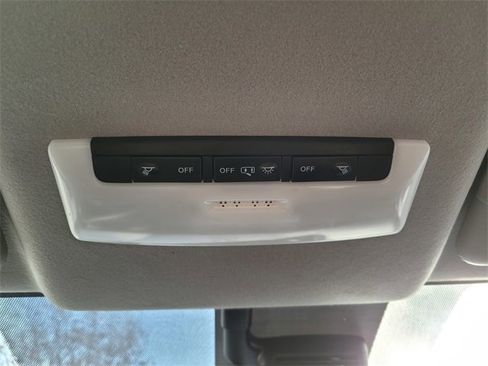 Used 2020 Nissan Versa SR w/ Convenience Package image 18