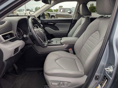 Used 2023 Toyota Highlander XLE FWD image 21