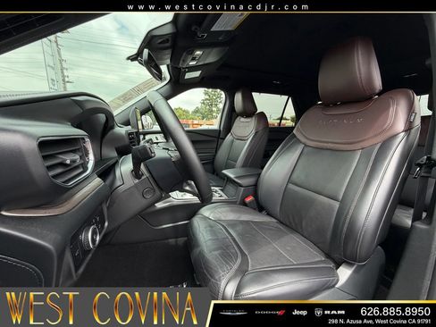 Used 2024 Ford Explorer Platinum w/ Technology Package AWD/4WD image 23