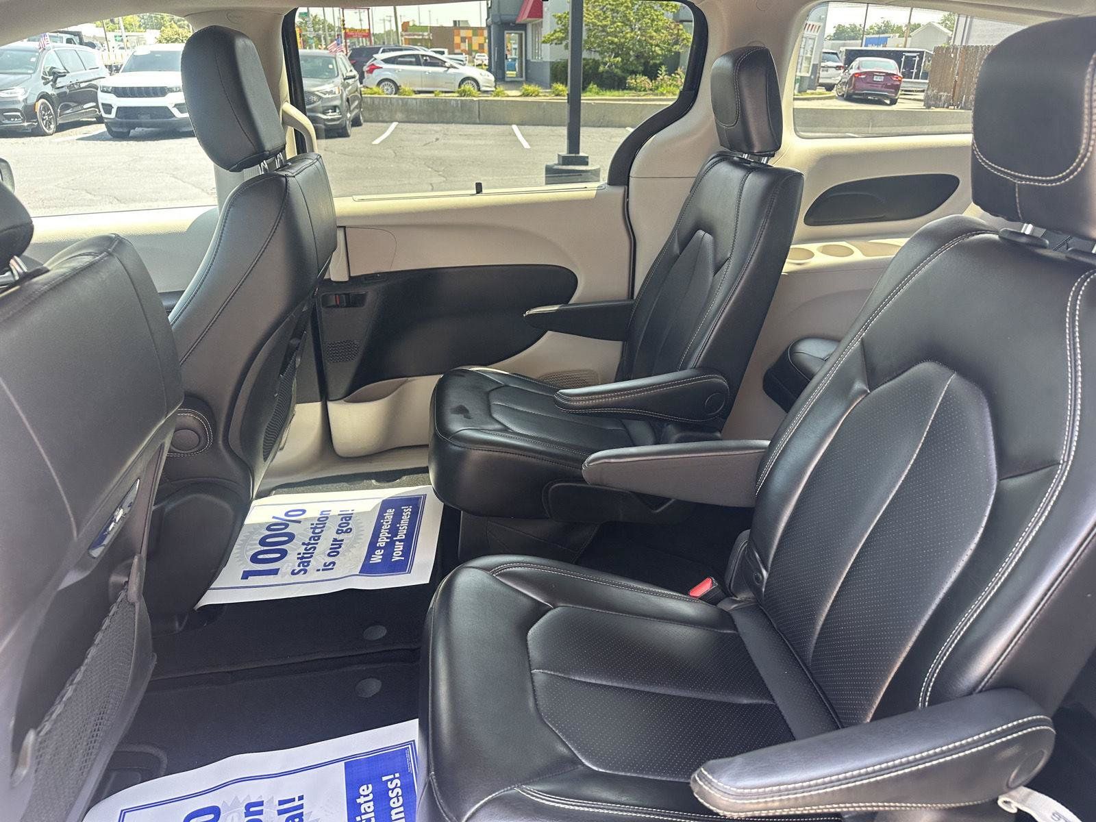 Used 2023 Chrysler Pacifica Touring-L FWD image 27