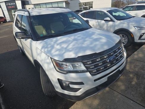 Used 2016 Ford Explorer XLT w/ Equipment Group 202A AWD/4WD image 2