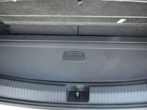 Used 2023 Volkswagen Tiguan SE image 38