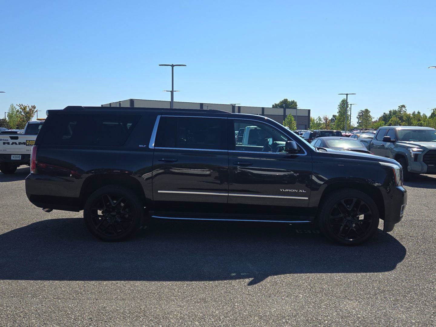 Used 2020 GMC Yukon XL SLT w/ Premium Edition AWD/4WD image 8